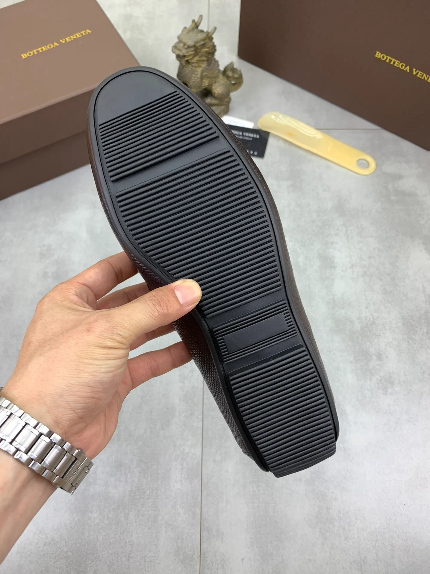 Men's men's shoes 💰p420 [New model] Water-dyed cow leather 💰High-quality business beanie shoes 💎💎💎 bottega veneta official website synchronizes the latest top version of bv in the market, accepts material comparison, shoe type comparison, process comparison, practical and textured, versatile and suitable for any occasion, the more you look at it, the more it tastes. Purely hand-woven craftsmanship - Upper material, ostrich pattern calfskin imported from Italy - High-quality water-dyed cowhide inside - Original private model customized outsole - Size: 39-44 (38 45 can be customized) Color: black or brown optional